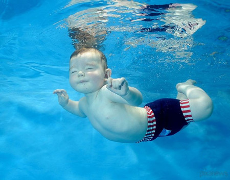 宝宝游泳的好处   能提高宝宝肺活量