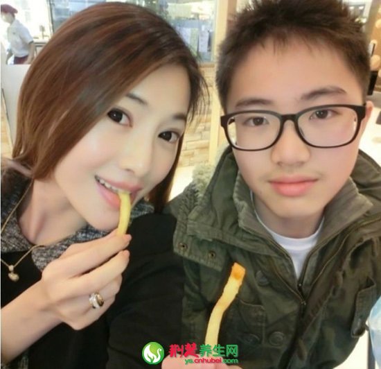 台湾41岁女星吴玟萱逆生长 与儿子合影似姐弟(24)