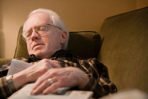 老年人如何应对失眠 顺其自然养成好习惯