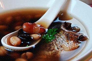 黑豆煲鲫鱼汤的制作方法