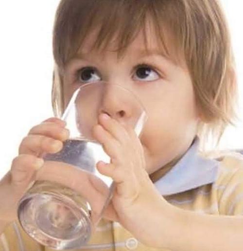 多饮水 可预防小儿喉炎(2)