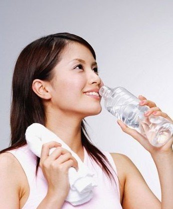 多喝水可排出塑化剂