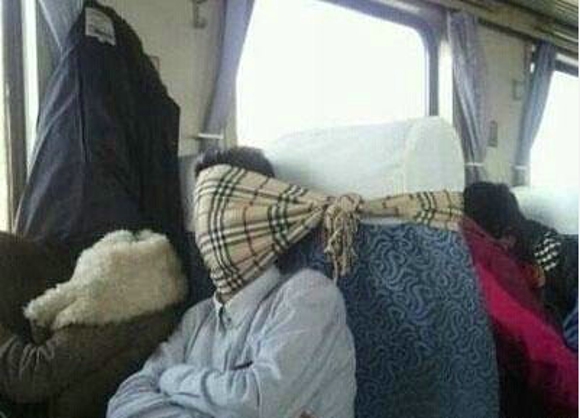 火车上的奇葩睡姿 亮点多多