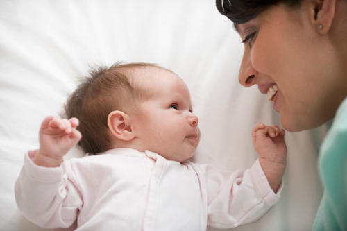 新生儿为什么打嗝 常用的宝宝拍嗝姿势