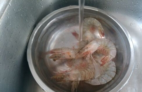 虾怎么洗干净 详细图解教你怎么把虾处理干净