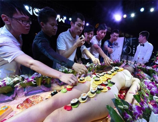 山西酒吧开业摆“人体寿司宴” 盘点最贵的人体寿司(2)