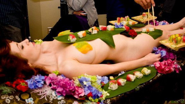 山西酒吧开业摆“人体寿司宴” 盘点最贵的人体寿司(20)