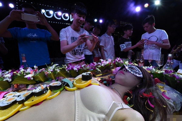 山西酒吧开业摆“人体寿司宴” 盘点最贵的人体寿司(7)
