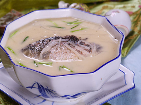 鲫鱼汤的做法 暖胃营养易吸收