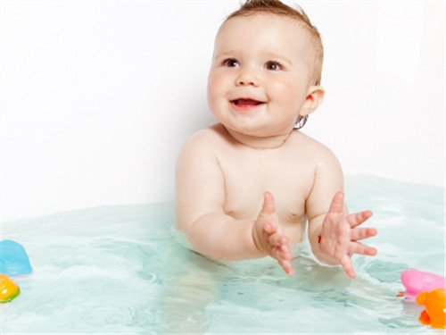 婴儿冬季游泳的好处和注意事项
