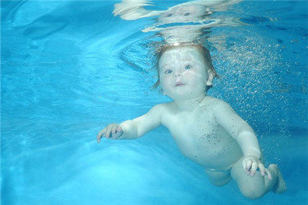 婴儿游泳好不好 婴儿游泳促发育