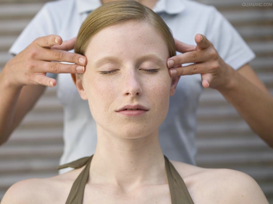 缓解头痛的按摩方法有哪些 按揉太阳穴效果好