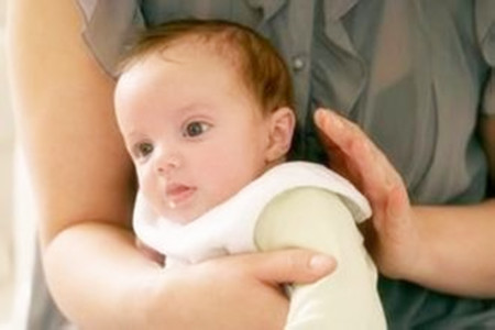 怎样才能正确为宝宝拍嗝 影响宝宝打嗝因素盘点