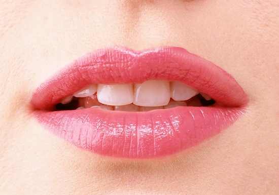 嘴唇干裂是什么原因 如何处理嘴唇干燥