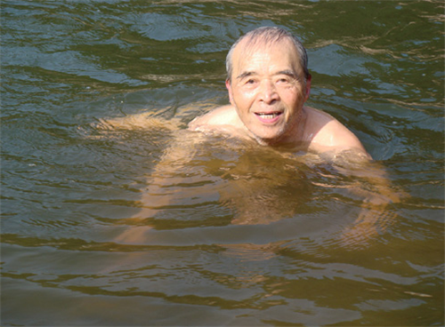 老人游泳的好处 老人游泳竟然会这样