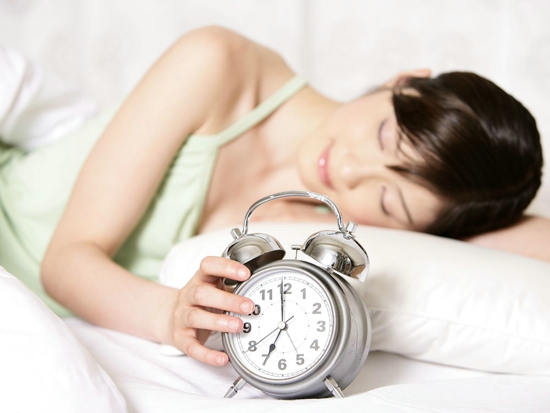 睡眠不足有哪些危害 吃什么食物可以改善睡眠