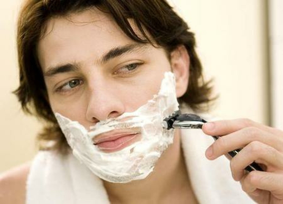 男士剃须步骤 顺着胡须生长的方向刮