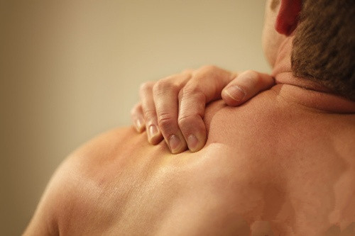 肩周炎怎么治 4个小动作轻松解决肩周炎(4)
