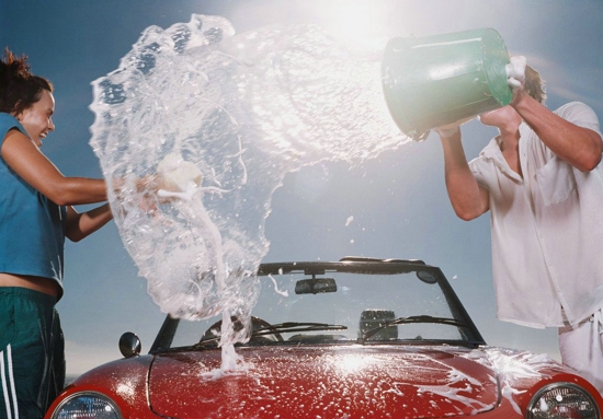 夏天洗车注意事项 高温下不要用冷水洗车