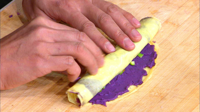 【养生厨房 20161124 播出】 菜名:蛋饼紫薯卷；