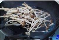 茶树菇炒咸肉的做法图解3