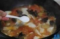 木耳番茄鱼片汤的做法图解13