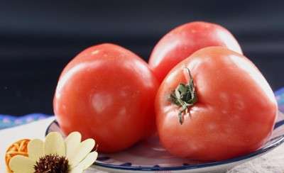 成熟的番茄洗净