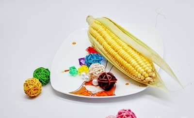 玉米富含纤维素，可刺激肠蠕动