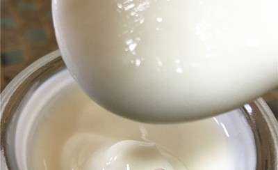 是一种发酵的牛奶制品,其性质与常见的酸牛奶有相似之处