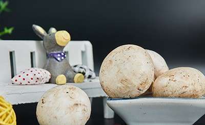 有的蘑菇中纤维素含量也超过一般蔬菜，能有效防止便秘