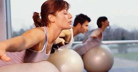 用瑜伽球怎么练腰背肌